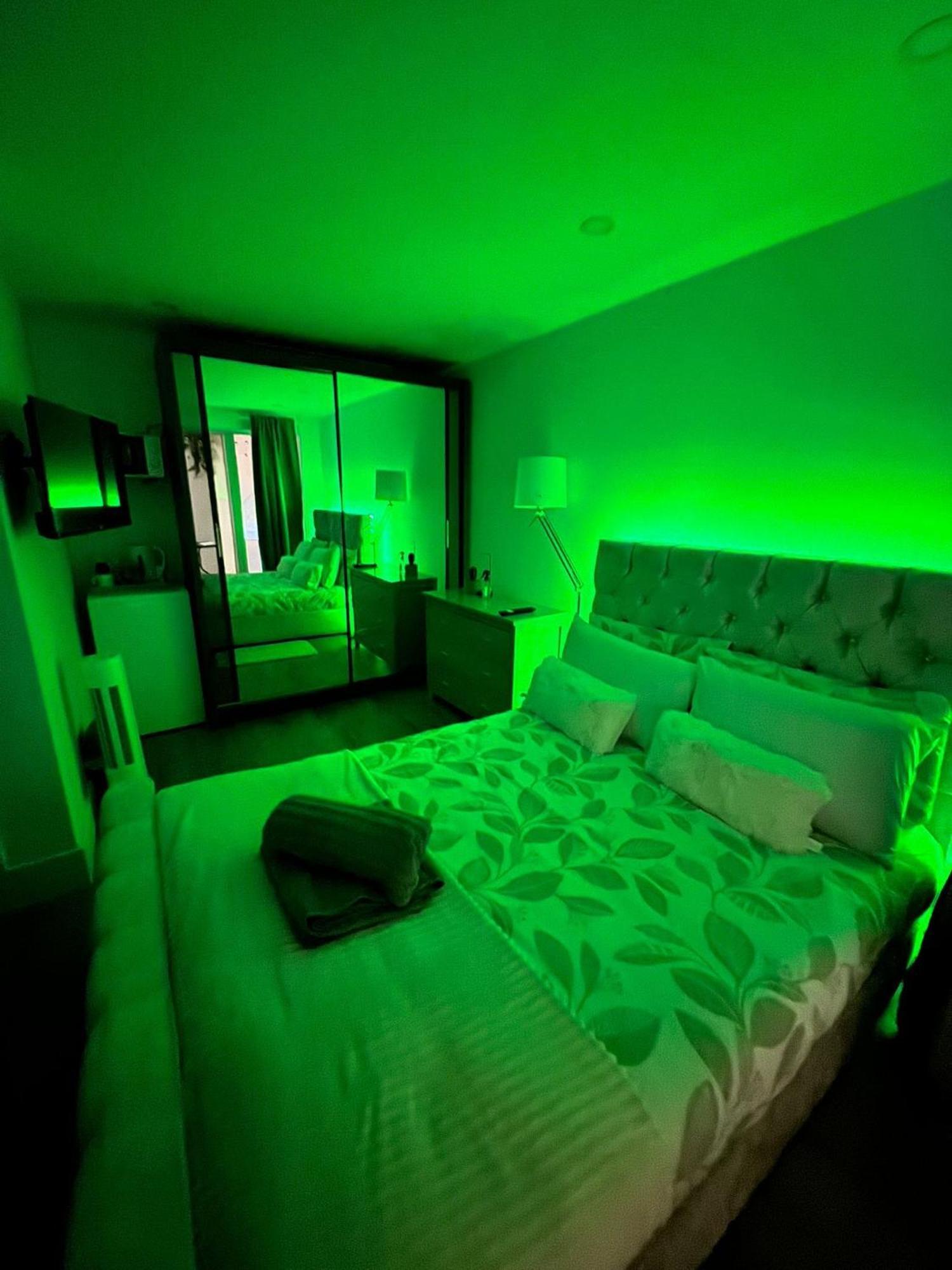 Tropical Room With Private Bathroom And Patio ลอนดอน ภายนอก รูปภาพ