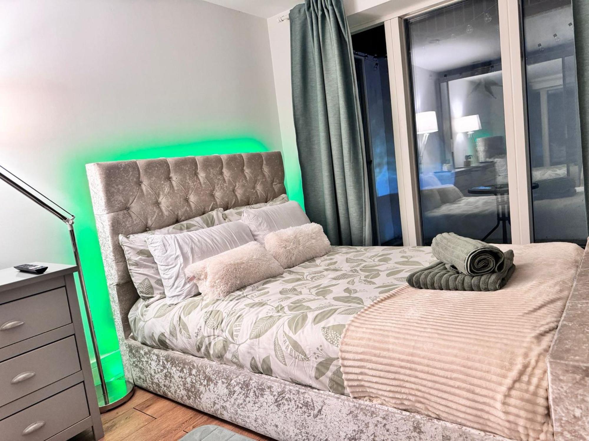 Tropical Room With Private Bathroom And Patio ลอนดอน ภายนอก รูปภาพ